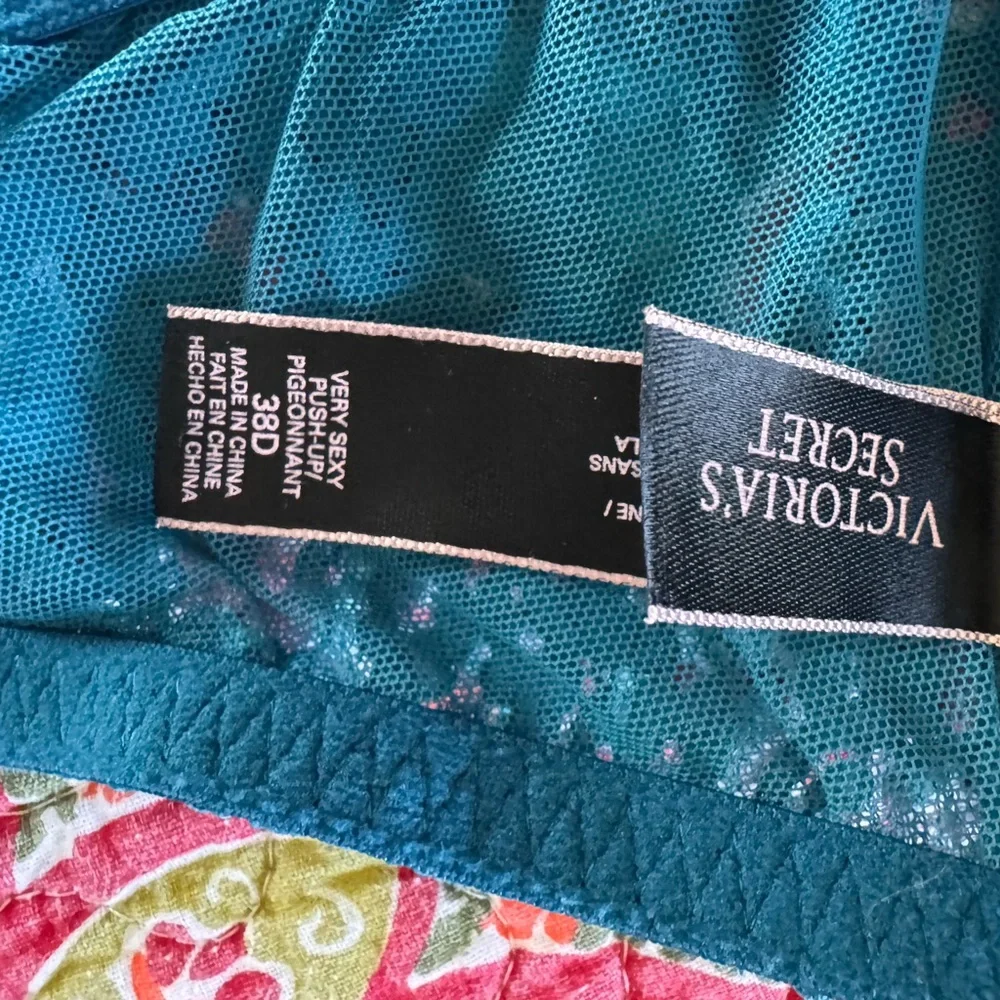 Victorias Secret 38D bra and panties - Picture 4 of 7